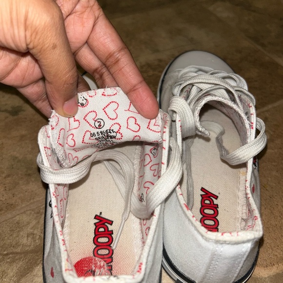Peanuts Canvas Low Top Sneaker
Shoes Snoopy Hearts White/Red/Black
Size Kid's 2 - Picture 3 of 4